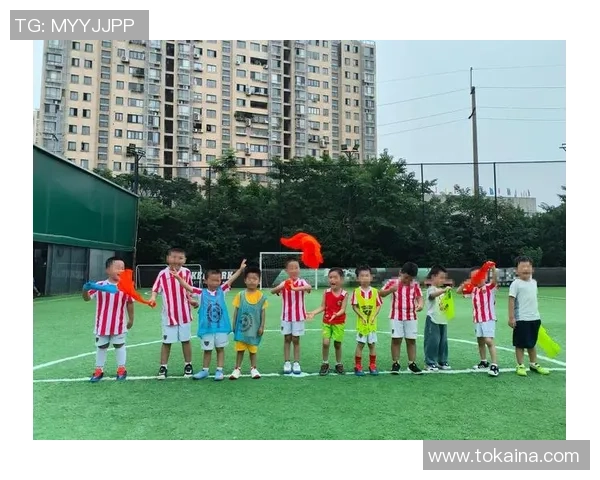 国外小孩足球训练视频分享提升技巧与团队合作能力的有效方法