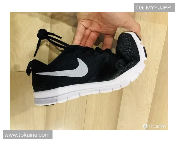 时尚运动风潮来袭Nike书包与足球完美结合助你轻松出行与运动